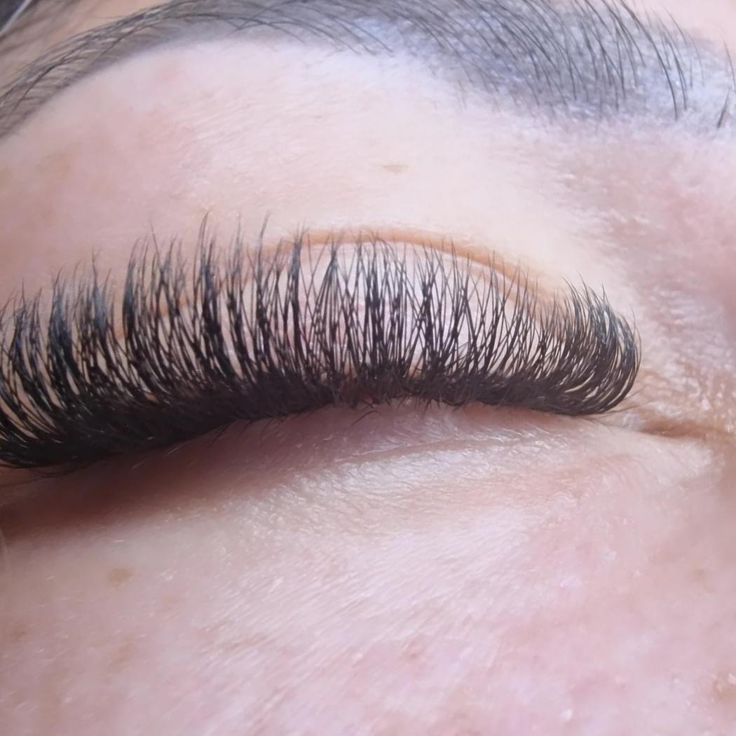 Afgewerkte wimperextensions, rechtop getoond als detail van een gesloten oog