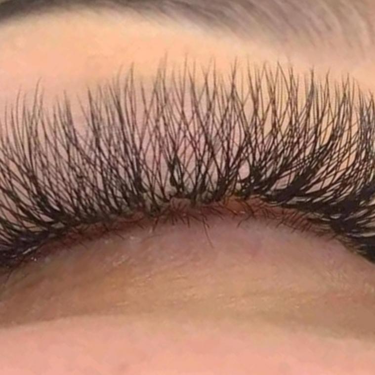 Detail van een voltooide volle wimperset